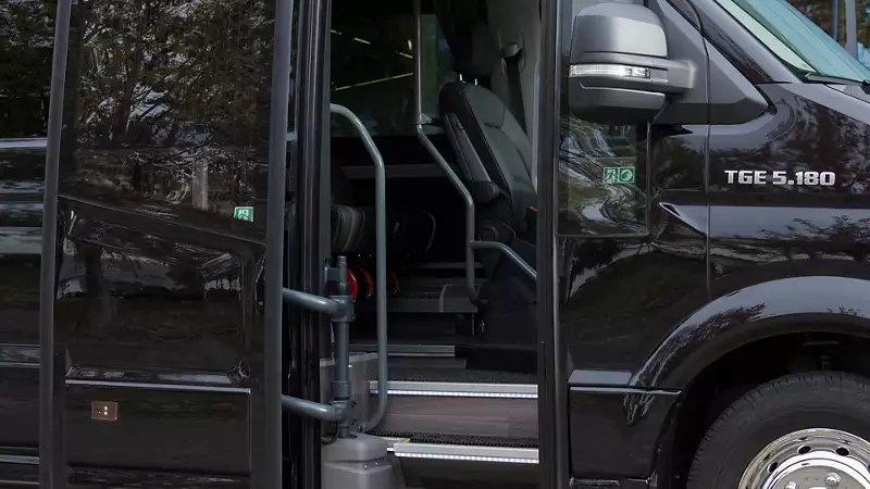 Entry via the co-driver’s side